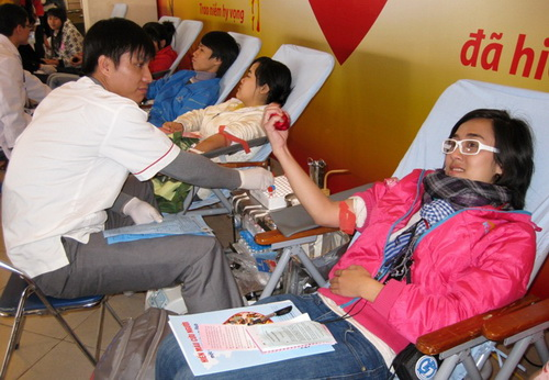 Tens of thousands join humanitarian blood donation event